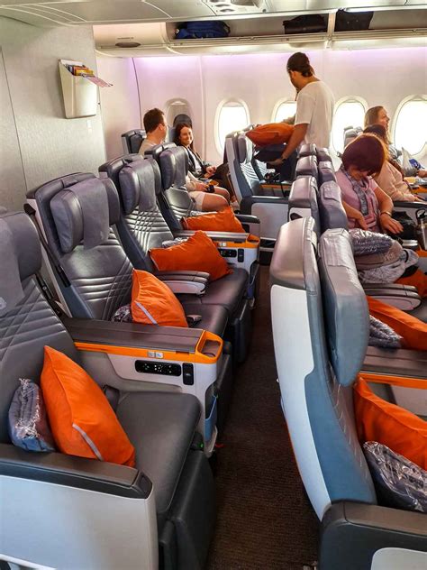 singapore air premium economy lounge access